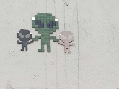 Trois extraterrestres main dans la main — Street art à Paris