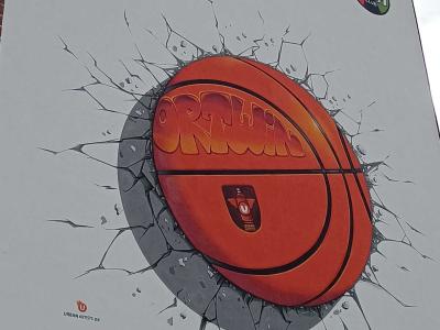 Le ballon de basket encastré dans le mur — Street art à Berlin