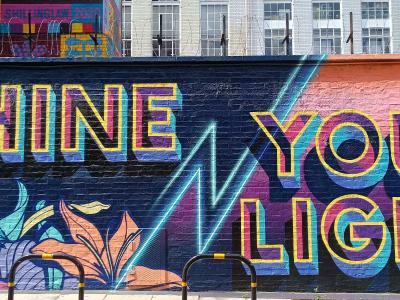 Shine Your Light - message arc-en-ciel — Street art à London