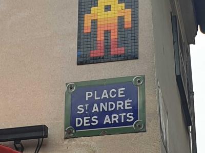 Robot pixel jaune et rouge — Street art à Paris