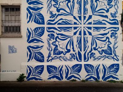 Carrelage bleu et blanc botanique — Olivia Bonar — Street art de Olivia de Bona à Castillon-la-Bataille