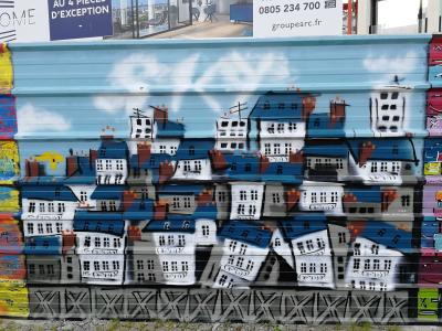 Toits Parisiens Empilés — Street art à Nantes