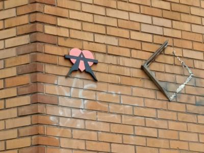 Small Geometric Interventions on Brick — Street art by A2 in Paris