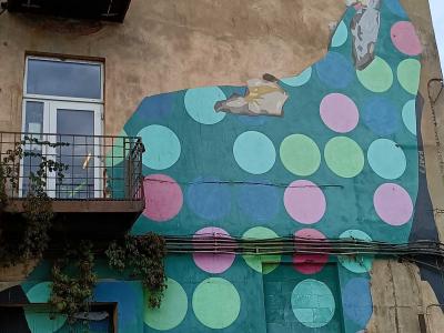 Pointillist turquoise figure — Street art by Linas Kaziulionis kart7 in Vilnius