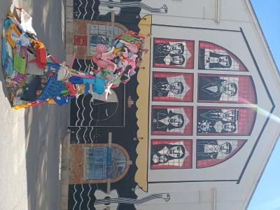 Fresque néo-gothique aux figures colorées à Lisbonne — Street art à Lisbon