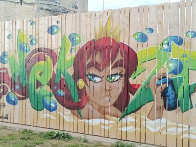 Red-Haired Queen with Bubbles — Street art in La Rochelle