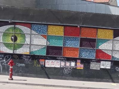 Deux Yeux Mosaïque par Hesztia — Street art à Budapest