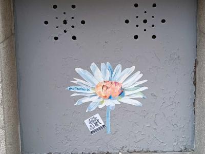 Visage endormi dans une marguerite — Street art à Nantes