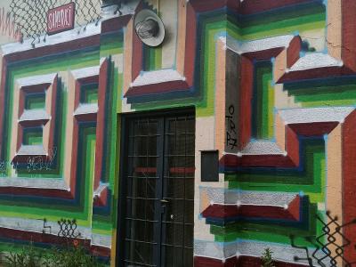 Façade géométrique en trompe-l'œil coloré — Street art à Prague