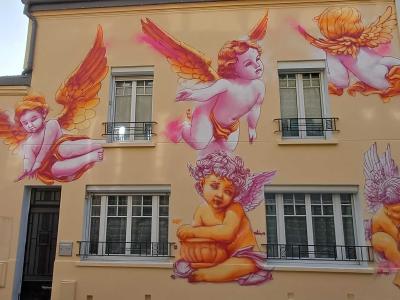Angelots roses et orangés — Street art à Paris