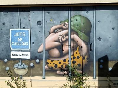 Jets de cailloux, servez-vous — Street art de Ador à Rezé
