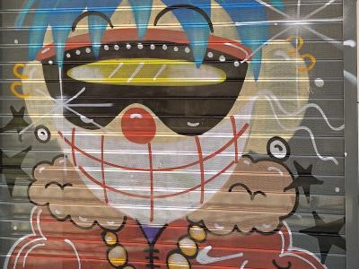 Personnage clown cheveux bleus — Street art à Madrid