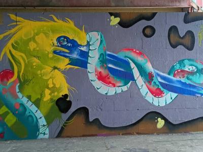 Créature serpentine sur mur mauve — Street art de Peachzz à Berlin