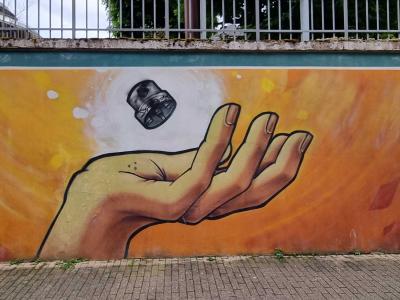 Mural main ouverte retient boule noire — Street art de Etien à Grenoble