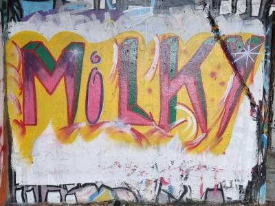 MILKY en rose et vert sur fond jaune — Street art à Grenoble