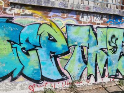 Graffiti turquoise en lettres brisées — Street art à Strasbourg