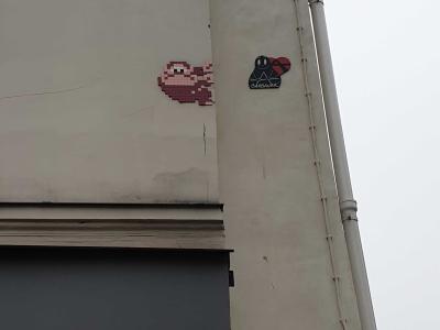 Kirby en mosaïque pixelisée — Street art à Paris