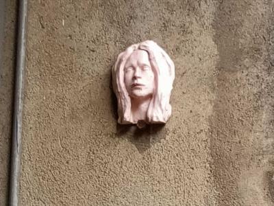 Visage féminin sculpté en relief sur mur — Street art à Nantes
