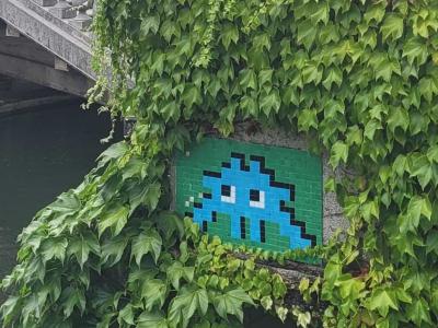 Invader LJU_17, alien bleu sur lierre — Street art de Invader à Ljubljana