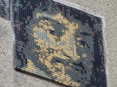 Visage en mosaïque de briques dorées — Street art de Tom BRIKX à Clermont-Ferrand