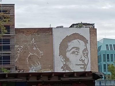 Portrait stencil épuré — Street art de Vhils à Berlin