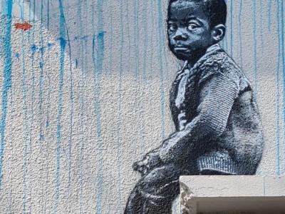 Enfant songeur - portrait d'innocence — Street art à Étaples