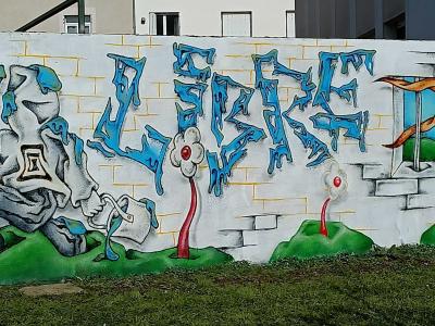 "Libre" Graffiti — Grey Sculpture and Caged Deer — Street art in Nantes