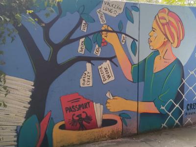 La femme qui cueille ses droits — Street art à Berlin