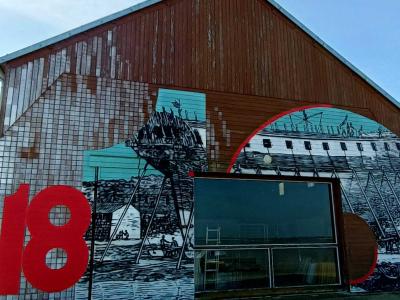 Le chantier naval gravé sur le hangar — Street art à Paimbœuf