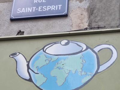 World Teapot on Rue Saint-Esprit — Street art in Clermont-Ferrand