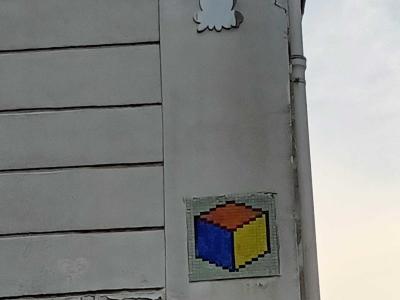 Le cube pixelisé et le lapin blanc — Street art de Invader, Gzup à Paris