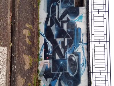 Lettrage géométrique bleu et noir — Street art à Castillon-la-Bataille