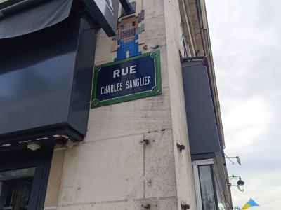 Rue Charles Sanglier - Invader bleu — Street art de Mifamosa à Orléans