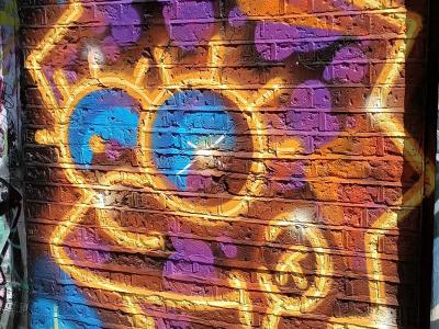 Tête couronnée au néon — Street art de Fat Cap Sprays à London