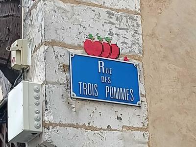 Three Apples Mosaic, Bourges — Street art by Mifamosa in Bourges