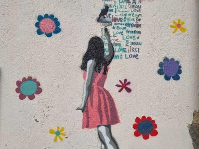 Fille aux rêves et fleurs à Clermont-Ferrand — Street art à Clermont-Ferrand