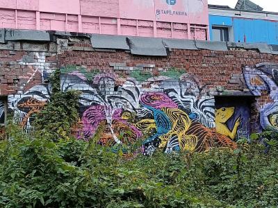 Graffiti expressionniste brique — Street art à Berlin