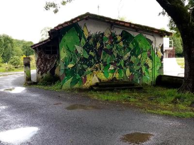 Green Foliage on the Village House — Street art in Bourdeilles