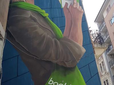 Lectrice à la Librairie Bookline — Street art à Budapest