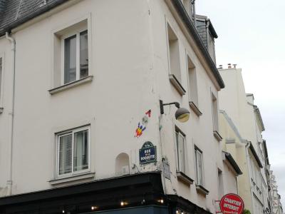 Rocket Invader — Street art by Invader in Paris