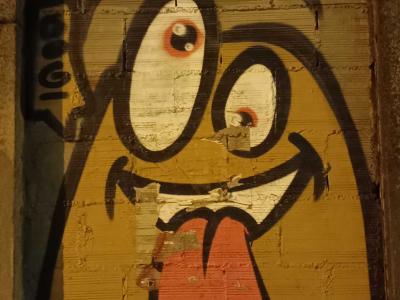 Visage grimaçant dans une niche — Street art à Porto