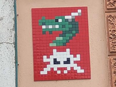 Invader LJU_32, dragon et crane sur rouge — Street art de Invader à Ljubljana