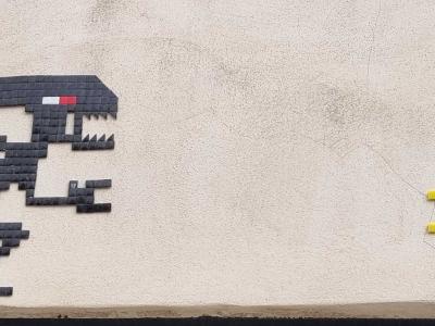 Mosaïque pixel art - dinosaure et personnage — Street art à Clermont-Ferrand