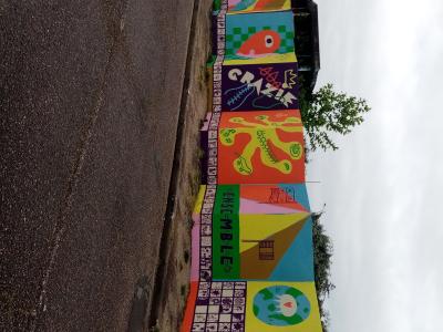 Fresque collective multicolore — Street art à Castillon-la-Bataille
