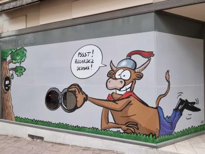 Mischievous Bull with Binoculars — Street art in Limoges