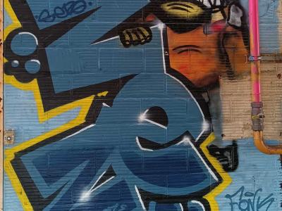Lettrage bleu ZED et personnage masqué — Street art à Rennes