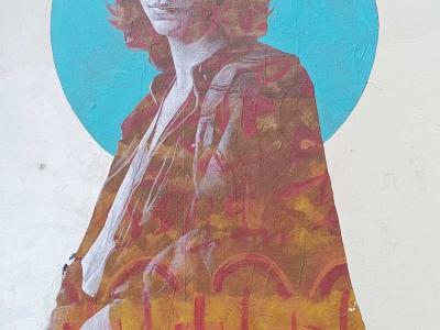 Portrait vintage en médaillon turquoise par Seb Bouchard — Street art de Seb Bouchard à Nantes