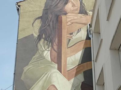 Long-haired brunette woman — Street art in Boulogne-sur-Mer