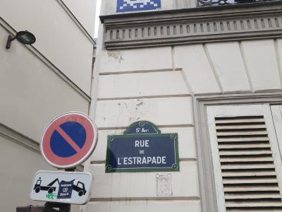 L'envahisseur bleu et le fantôme vert — Street art de Invader, Gzup à Paris