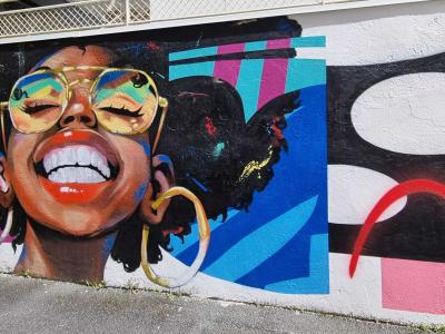 Smiling Woman with Sunglasses and Afro, Vichy — Street art in Vichy